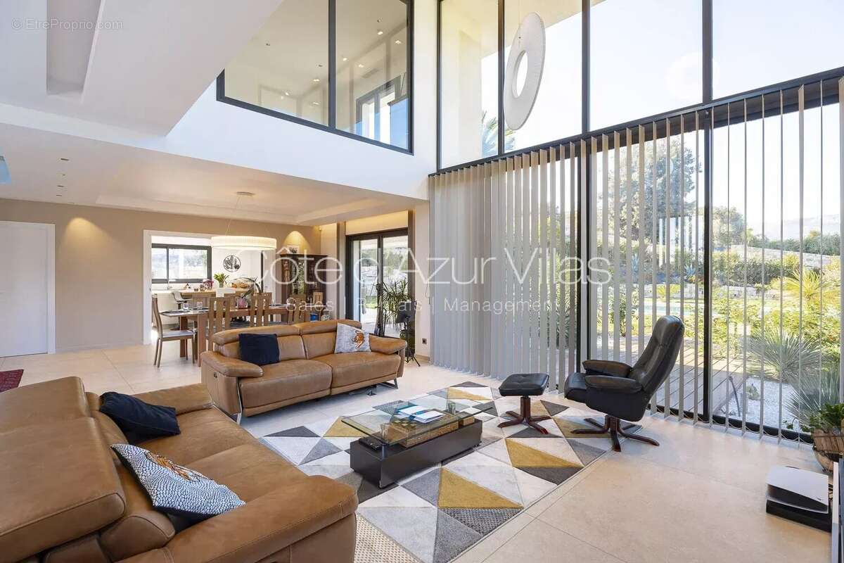 Maison à ROQUEFORT-LES-PINS