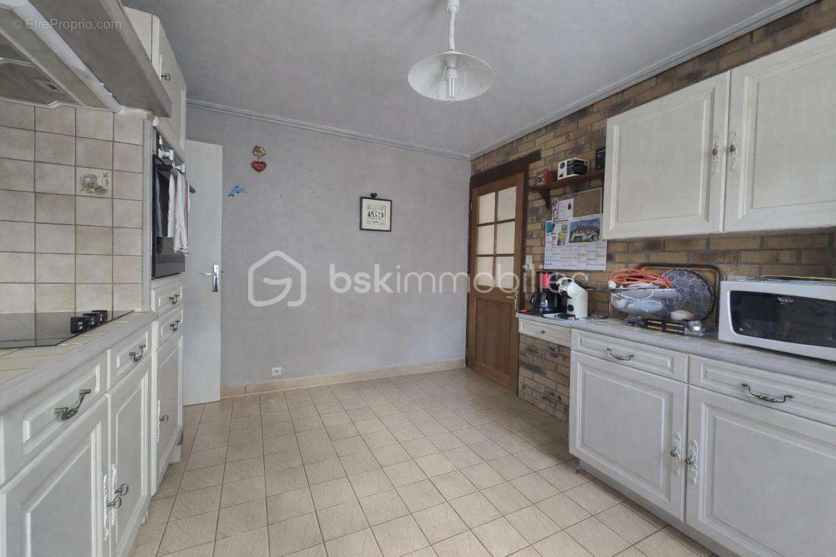 La Verrière – Maison individuelle 98 m² – 3 chambres – Terrain clos de 270 m² – Garage et annexes - photo 7