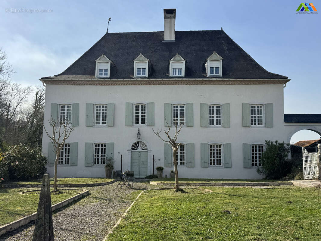 Maison 408 m² à Sauveterre-De-Bearn  - photo 2