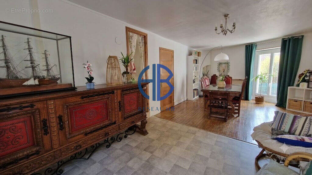 Grande maison de ville avec garage à Trept - photo 8