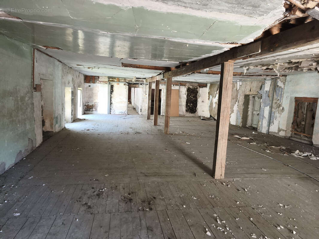 Ensemble immobilier 6 000 m2 à réhabiliter   Cœur de bourg, sortie A51 - photo 6