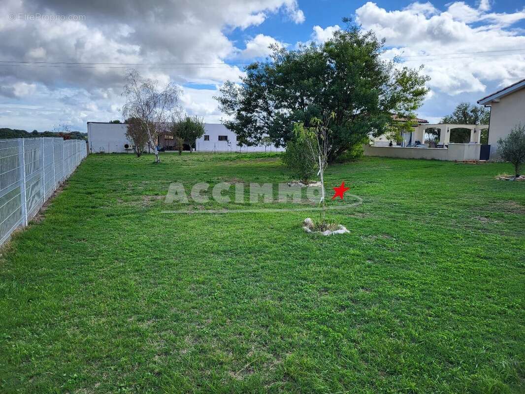 Terrain à SAINT-SULPICE