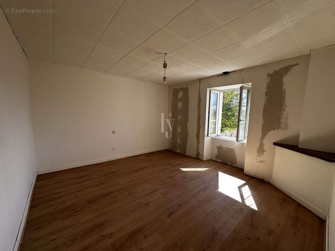 Maison à SAINT-HILAIRE-LA-TREILLE