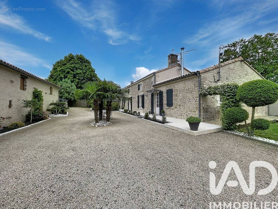 Photo 1 - Maison à SAINT-HILAIRE-DES-LOGES