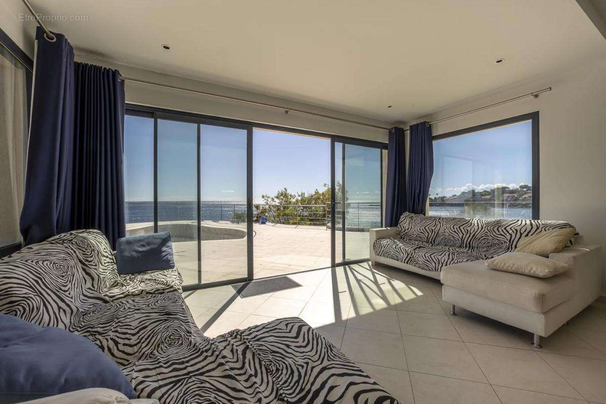 Maison à ROQUEBRUNE-SUR-ARGENS