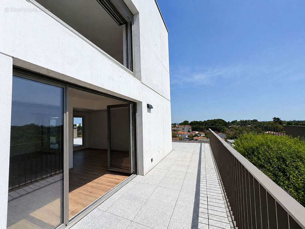 Appartement 4 pièces de 105m² + 60m² de Terrasse + 2 PK sous-sol ! MERIGNAC - photo 2
