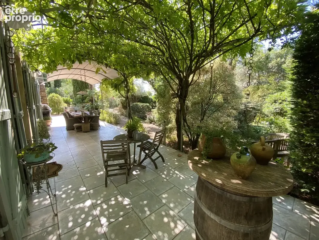 Dans un Domaine fortifiée médiéval, maison en pierres avec 249m2 habitables avec jardin privatif et paysagé - photo 11