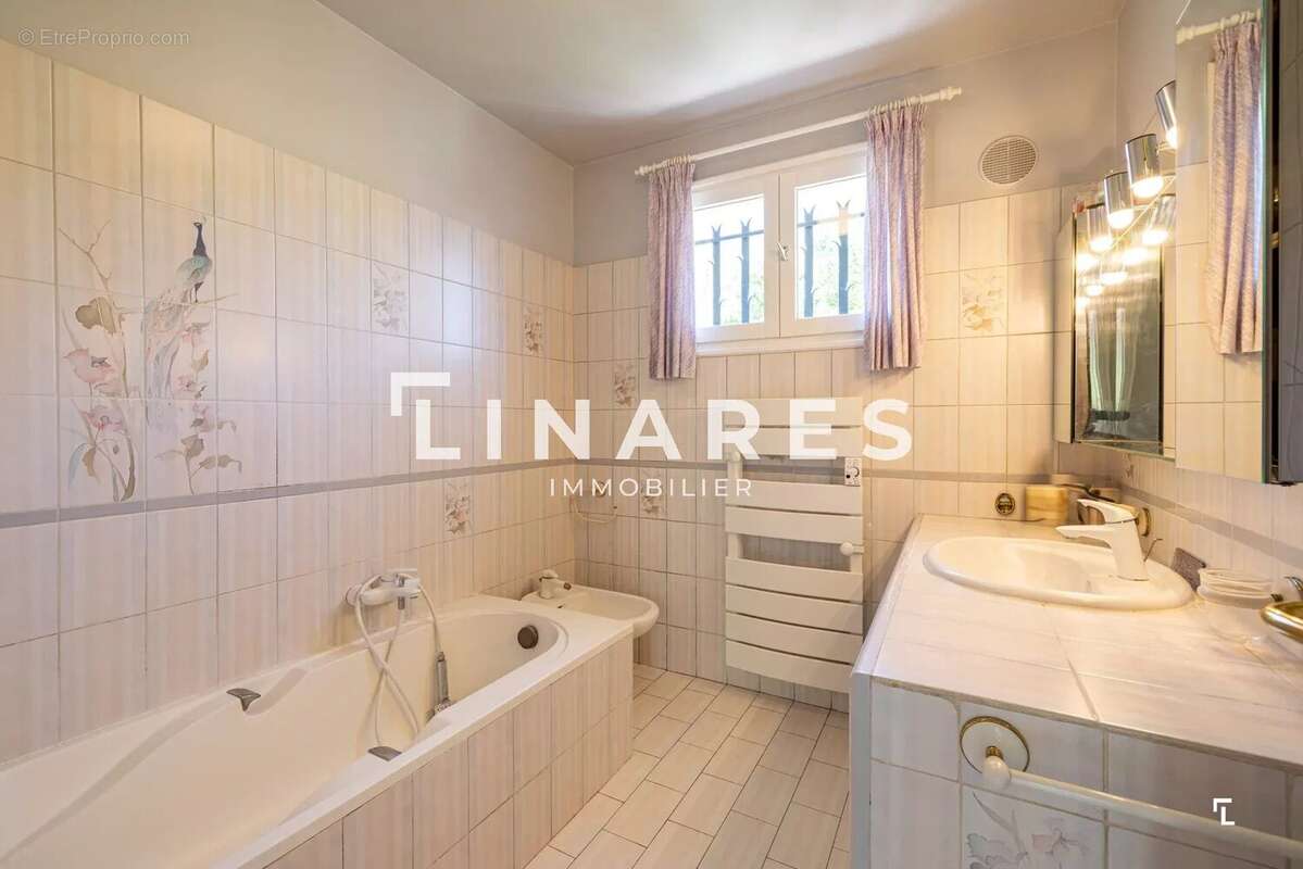 LA  FAMILIALE - Villa T5 de 125m² + Appartement de 46m² + Garage de 19m² -  Piscine - Parcelle 1500m² - 13013 Château Gombert - photo 17