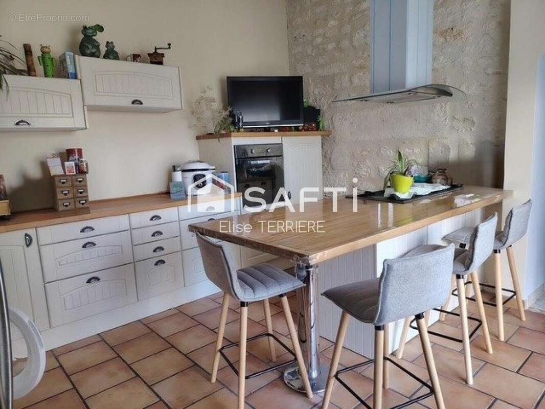 Maison 110 m² à Le Douhet  - photo 4