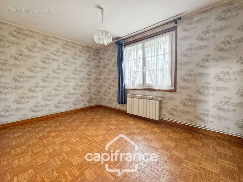 Maison de plain-pied 113 m² - 4 chambres avec fort potentiel à Tronchy - photo 7