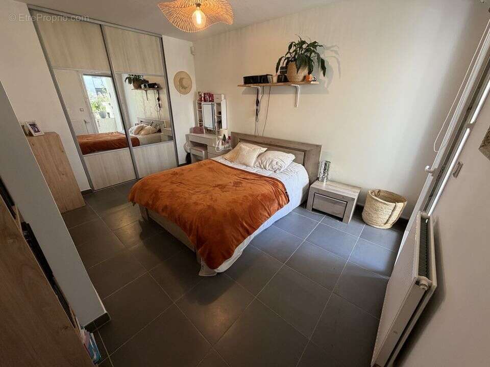 t2 - chateau gombert - village - suite parentale - place