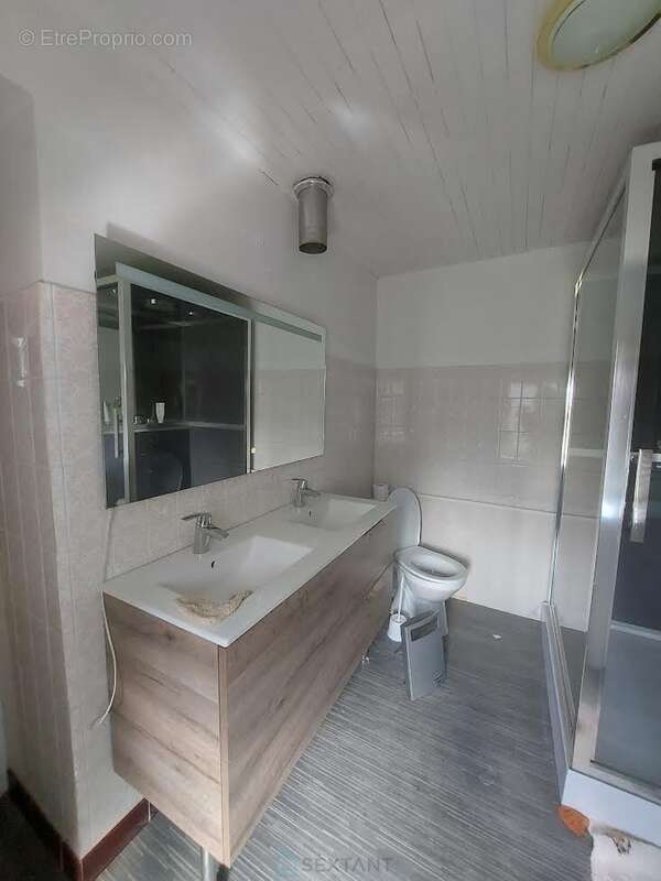 Maison à SAINT-BARTHELEMY-DE-BUSSIERE