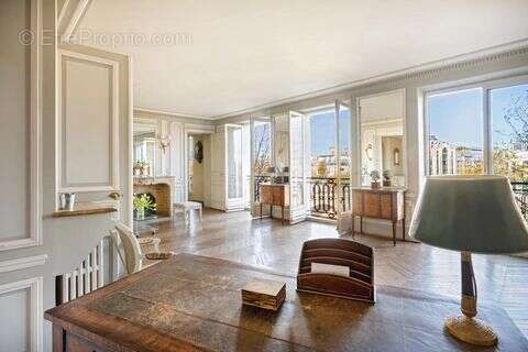 Appartement à PARIS-1E