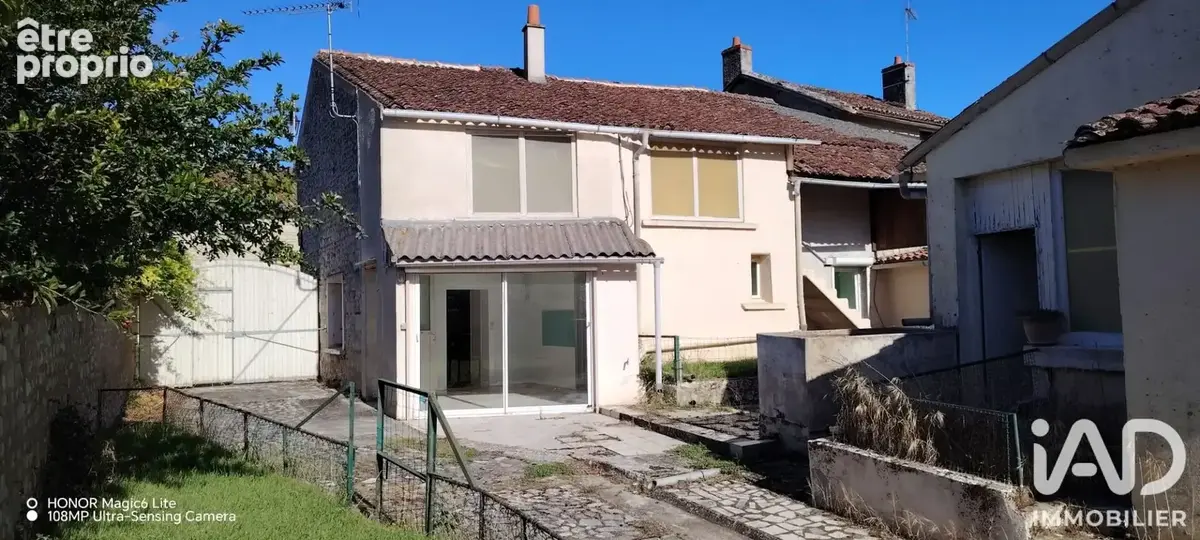 Photo 1 - Maison à FAYE-LA-VINEUSE