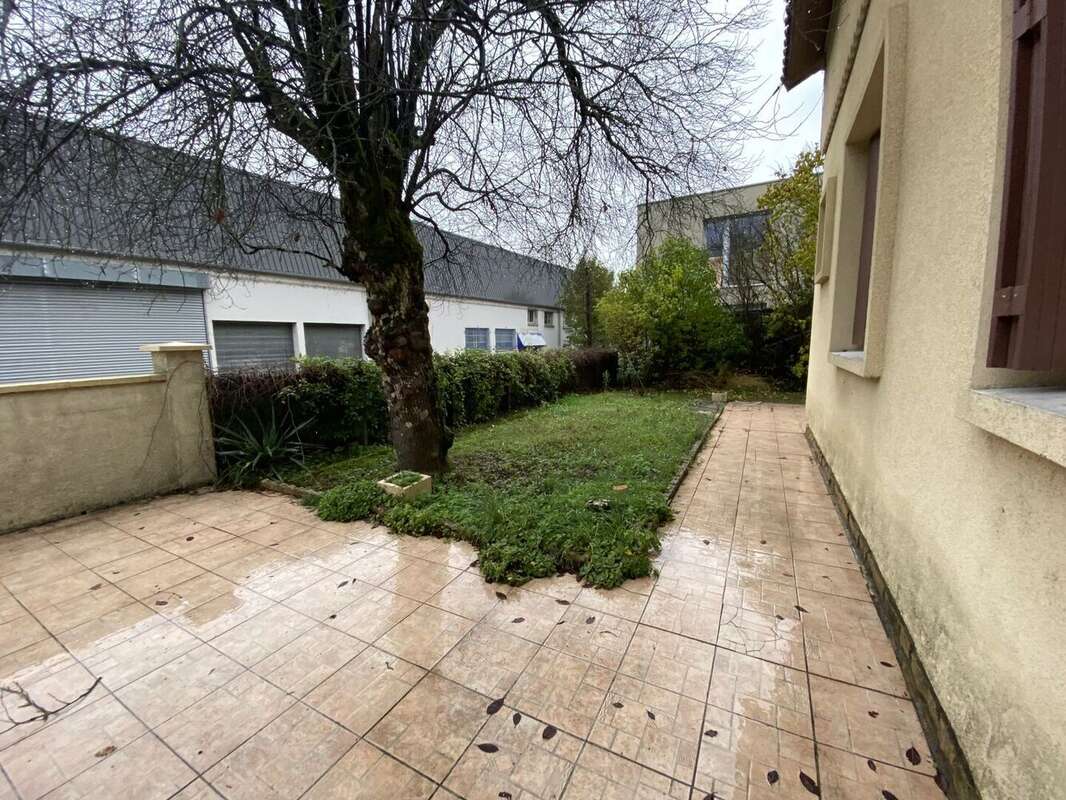 jardin entrée - Maison à ARCAMBAL