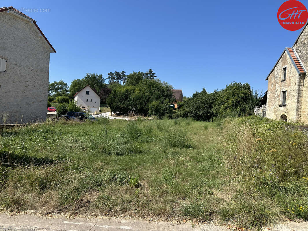 Terrain constructible plat - Hors lotissement - photo 3