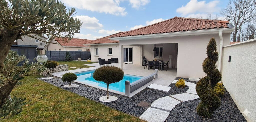 Maison à LA CHAPELLE-DE-LA-TOUR