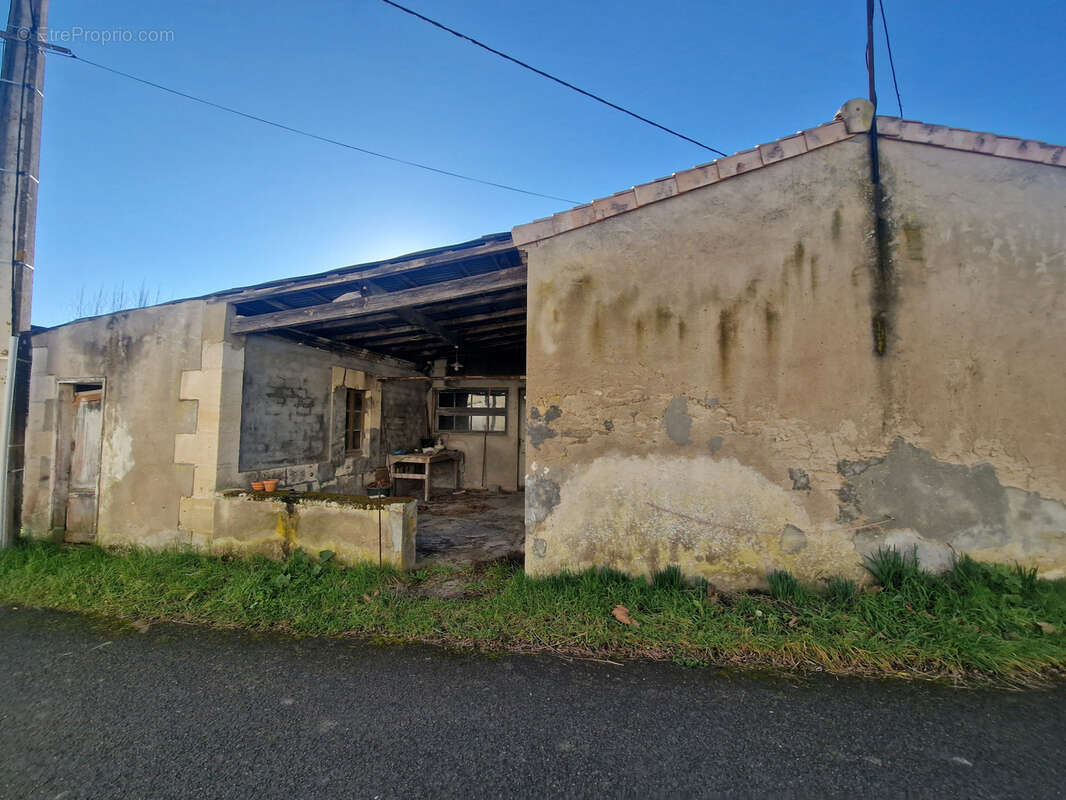 Maison en pierre à rénover avec dépendances et grand terrain de 5200m2 - photo 3