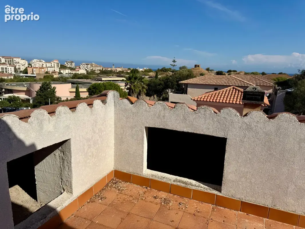 L’Île-Rousse – Maison 5 pièces, 3 niveaux avec terrasses, jardin et vastes garages – Centre ville et plage à pied - photo 10