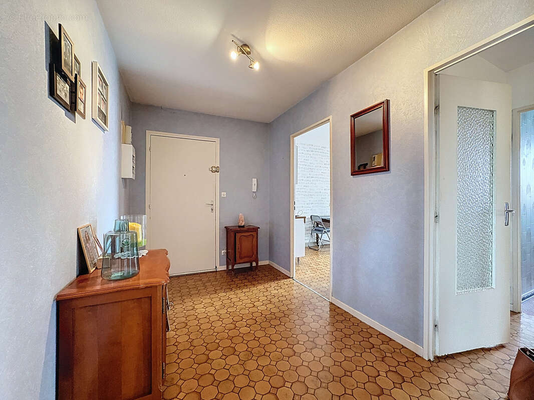 Appartement à LA TOUR-DE-SALVAGNY