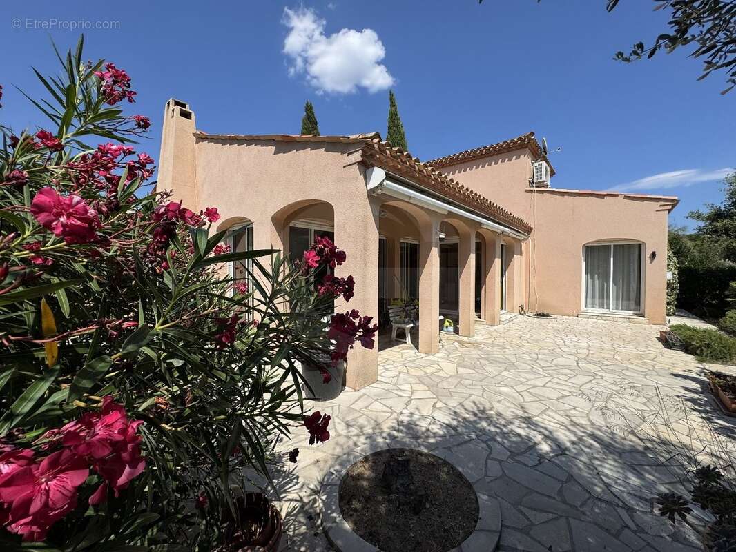 Villa pieds dans l'eau à Bouzigues : un bien rare sur le bassin de Thau - photo 5