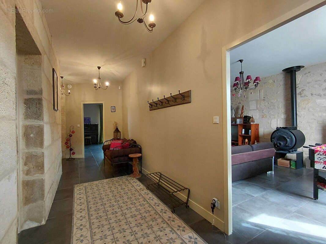 Maison de ville "bourgeoise" 245 m² Pugnac - photo 2