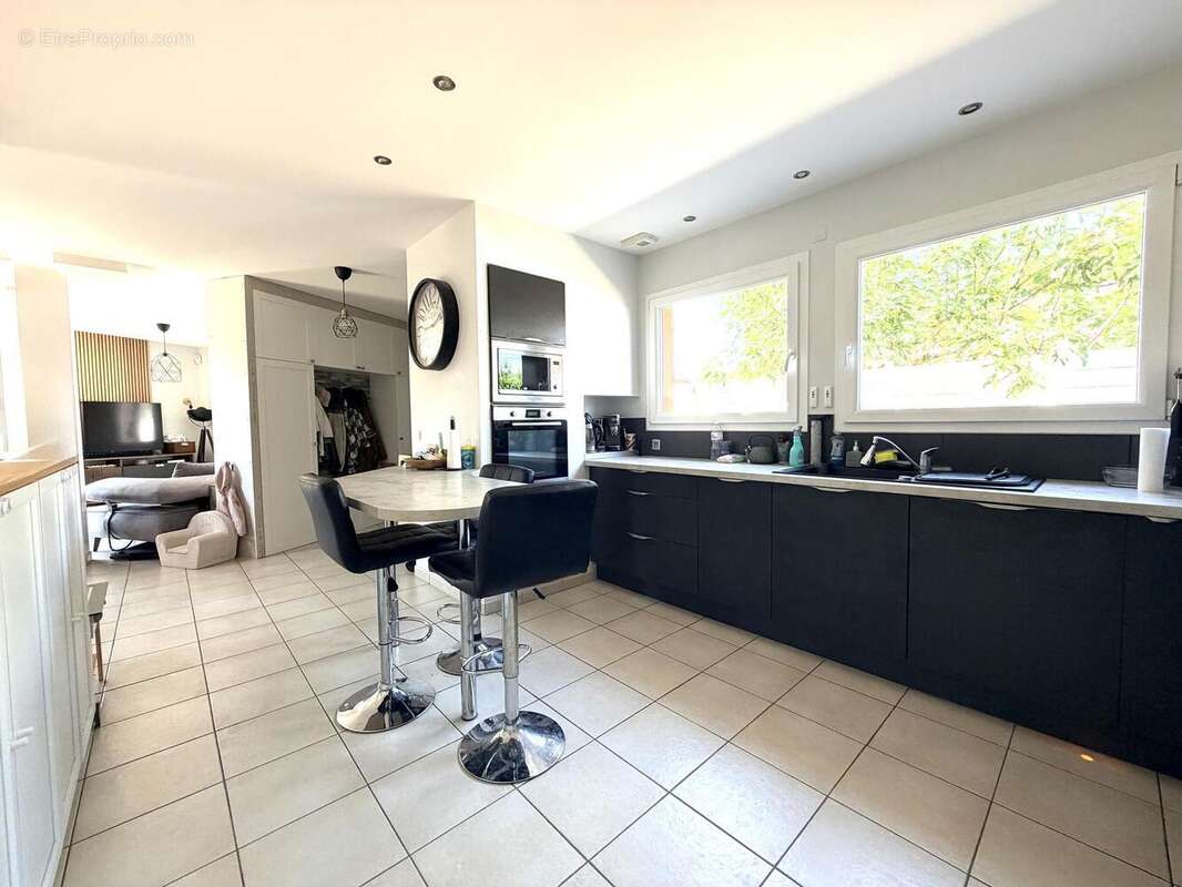 Maison 130 m² à Saint-Jean-De-Thurigneux  - photo 5