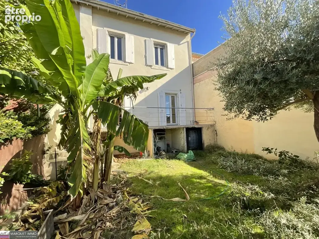 Villa T5 de 110 m²  vous invite à poser vos valises dans un cadre alliant charme et fonctionnalité sur 145 m² de terrain clos et - photo 16