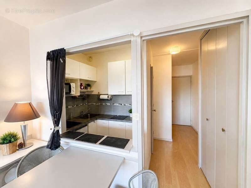 Dax (40) - À vendre studio meublé avec balcon et parking au cœur des thermes de Dax - photo 3