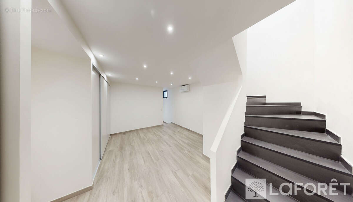 Maison Saint-Aygulf 5 pièce(s) 195m2 - photo 11