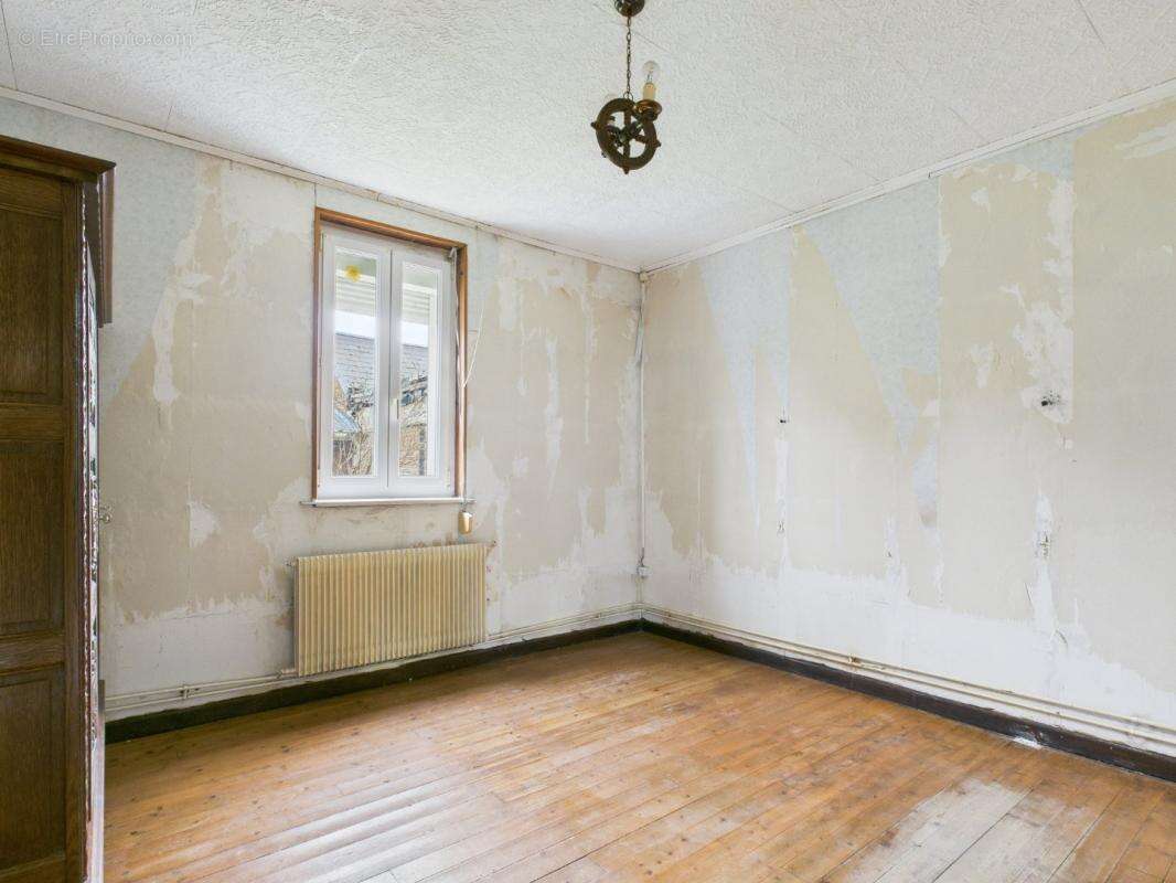 Maison à ESMERY-HALLON