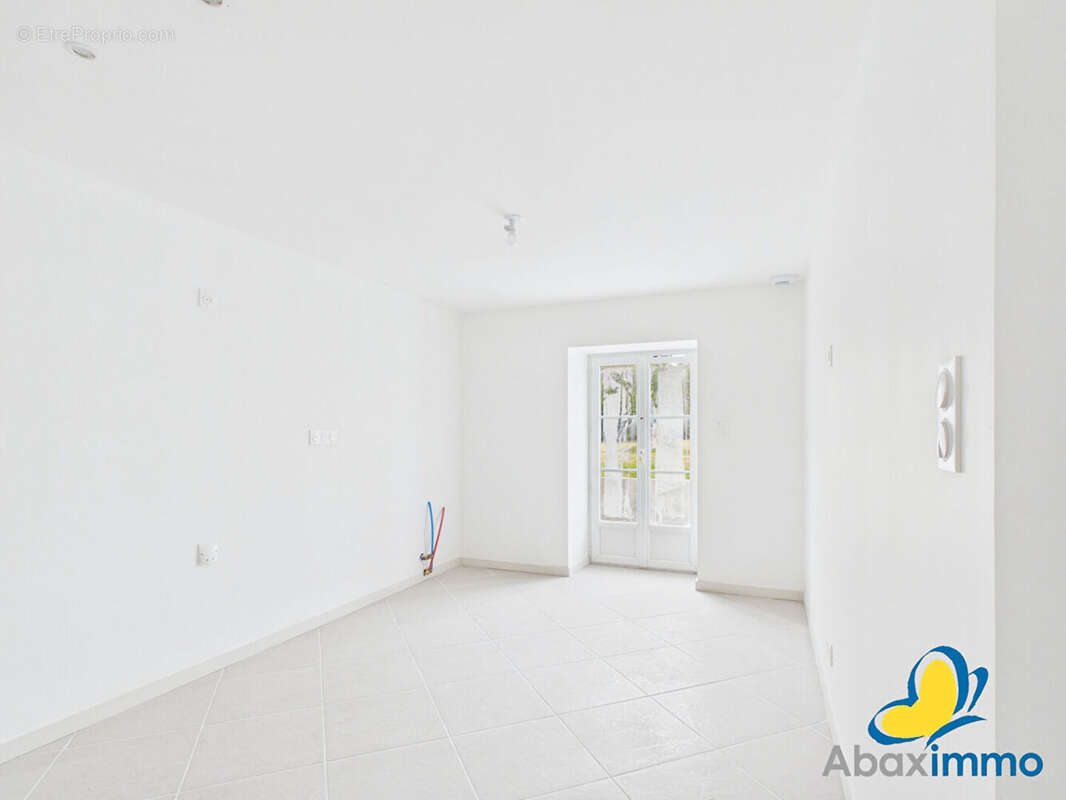 Maison en pierre rénovée avec beau terrain! - photo 14