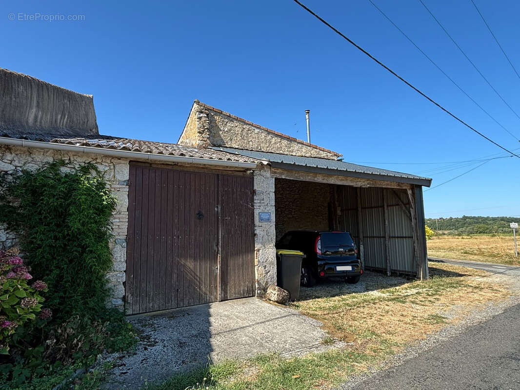 Charmante maison en pierre de 115 m2 avec grange, carport et jardin clos ! - photo 12
