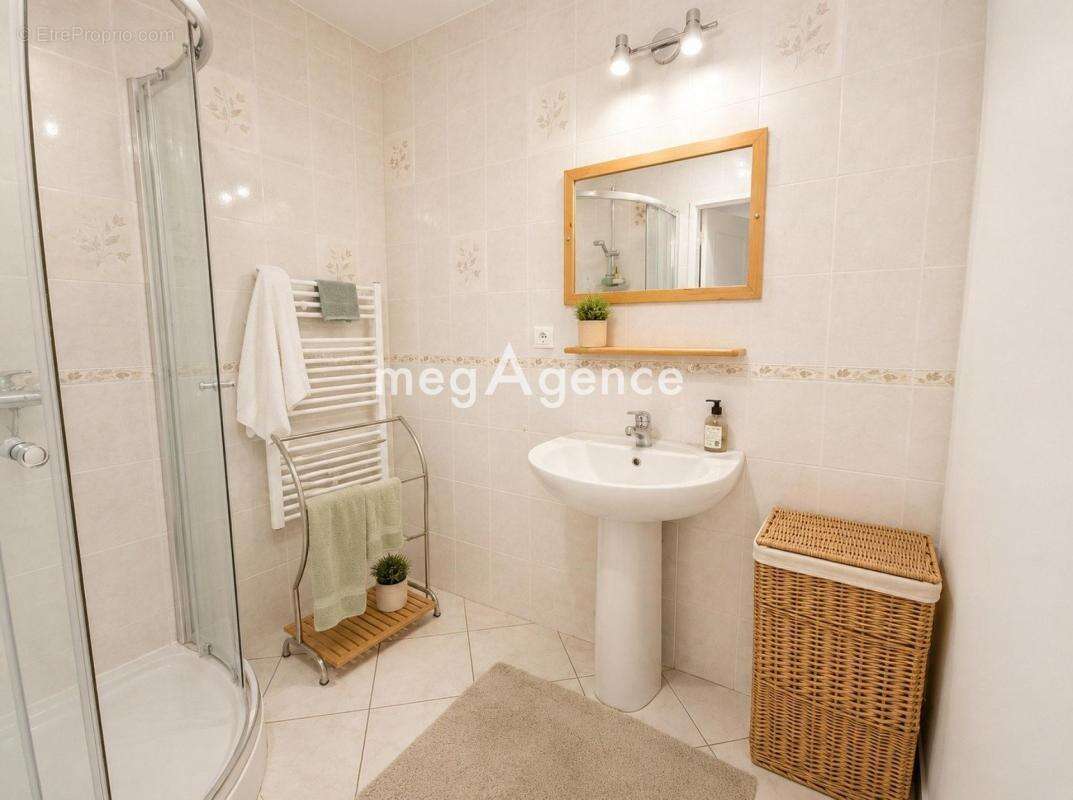 Saint-Fons – T3 de 68 m² avec loggia de 9 m², balcon, garage fermé et cave - photo 6