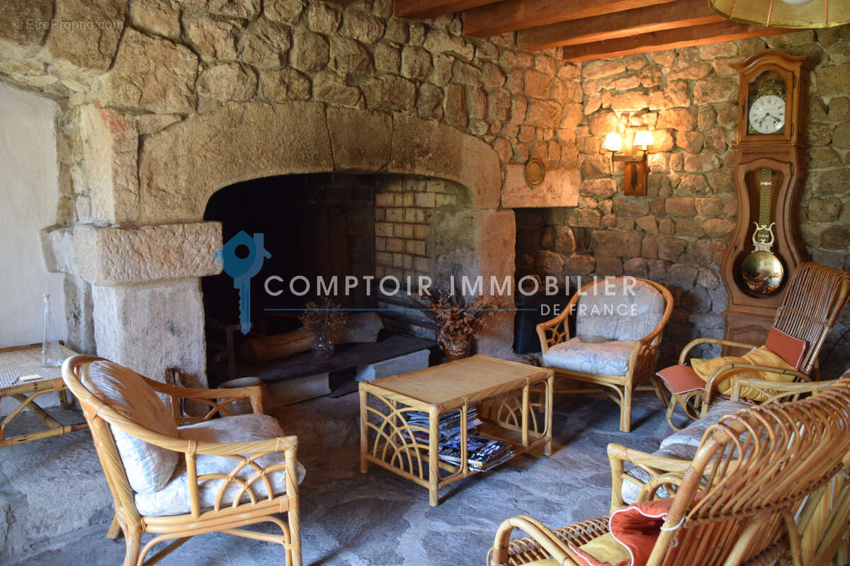 Dépt.(07) - A VENDRE Secteur Le LAC D'ISSARLES - Propriété de 56 ha avec Maison de 270 m2 et Ferme de 340 m2 - photo 9
