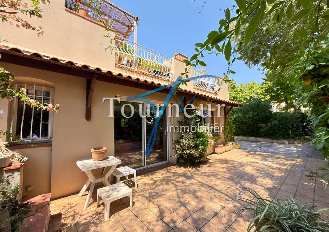 Tres rare sanary hypercentre villa traditionnelle de 183m2 divisee en deux grands appartements - photo 4