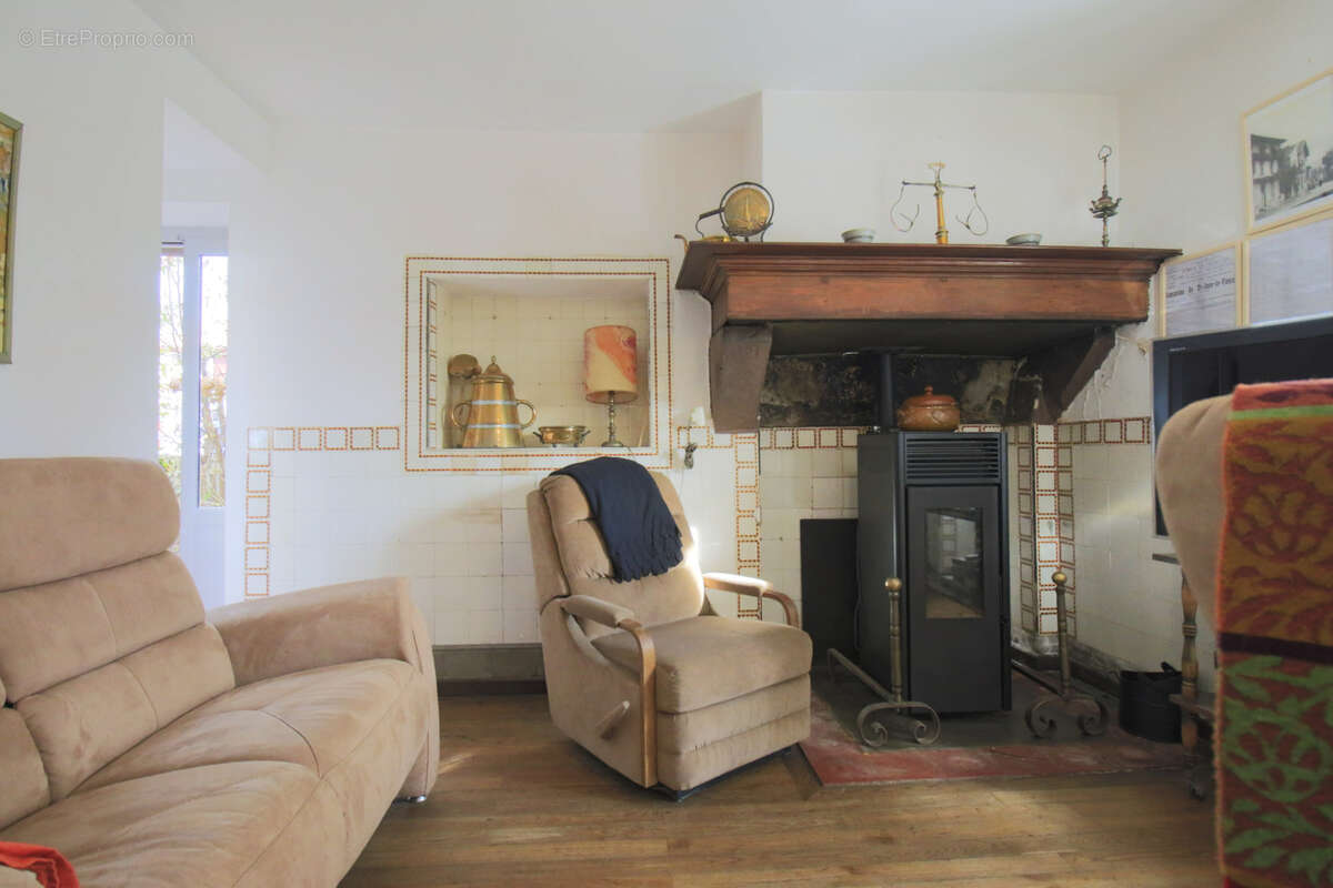 Saint Jean le Vieux - Maison traditionnelle de 220 m2 sur 622m2 de terrain - photo 3
