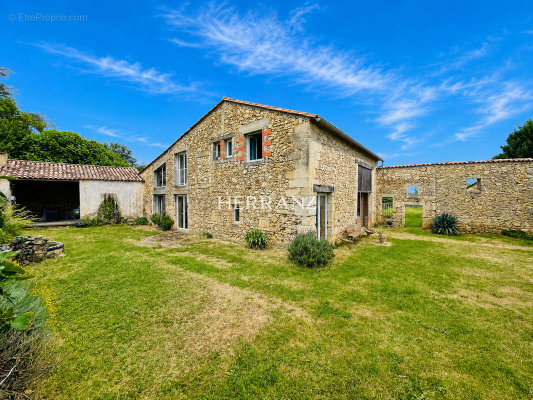 maison de 250m2, Gîte de 100m2, garage de 65m2, piscine, parc de 3200m2 - photo 11
