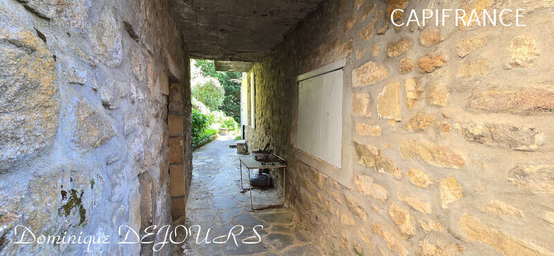 Maison à SAINT-SAUVEUR-DE-MONTAGUT