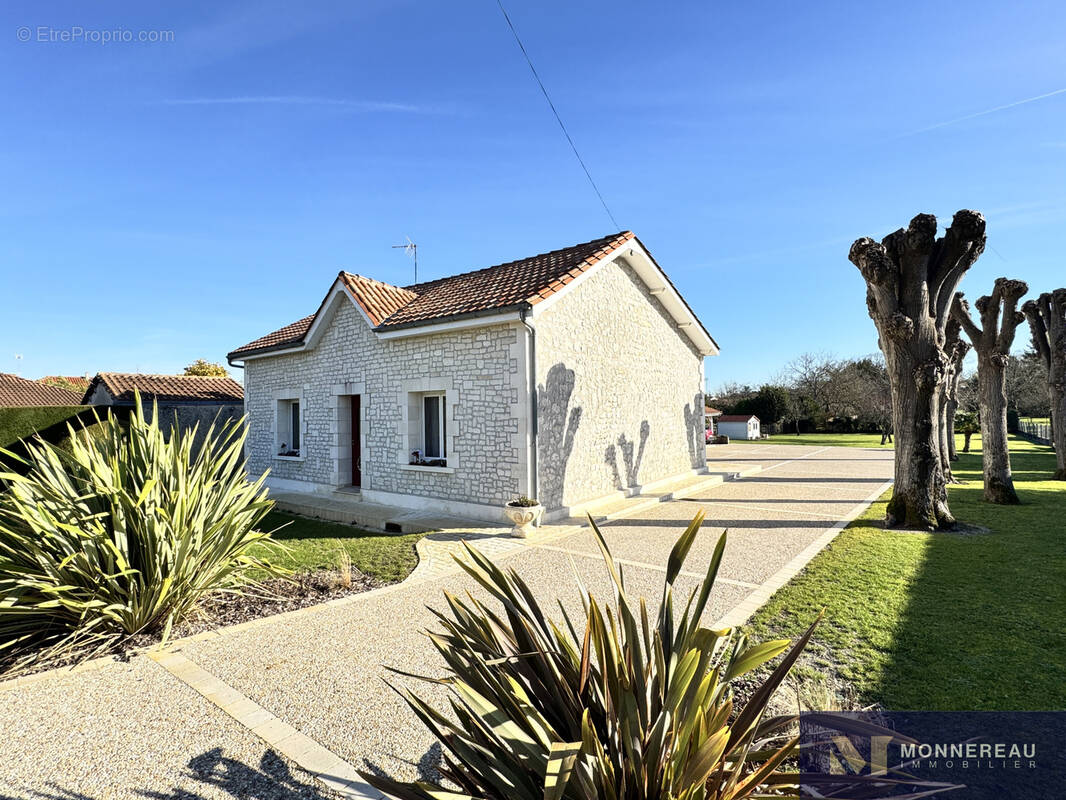 Maison à BARBEZIEUX-SAINT-HILAIRE