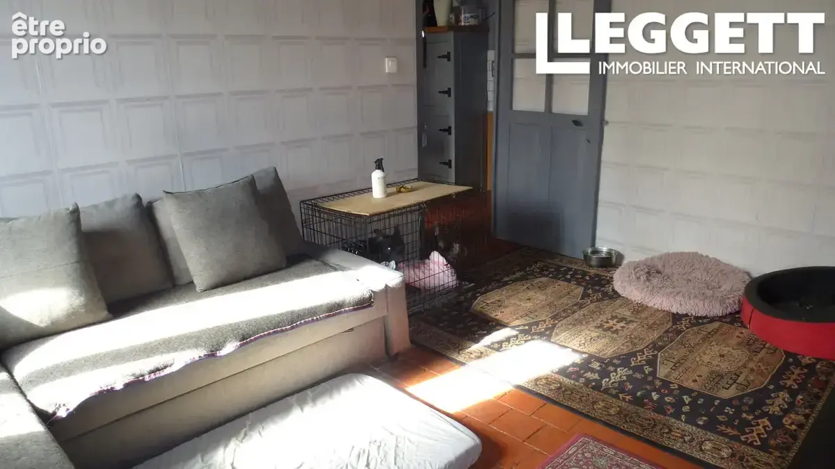 Propriété avec 2 ou 3 chambres, 2 granges (dont l'une comprend 6 boxes) et un terrain pour chevaux - photo 5