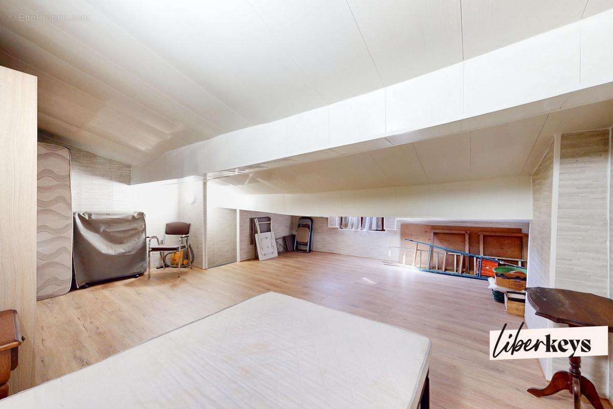 Maison à SAINT-LAURENT-DE-LA-SALANQUE