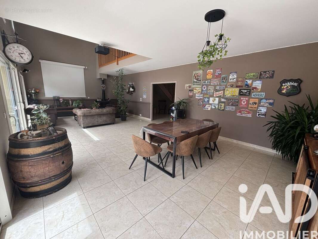 Maison 325 m² à Manou  - photo 2