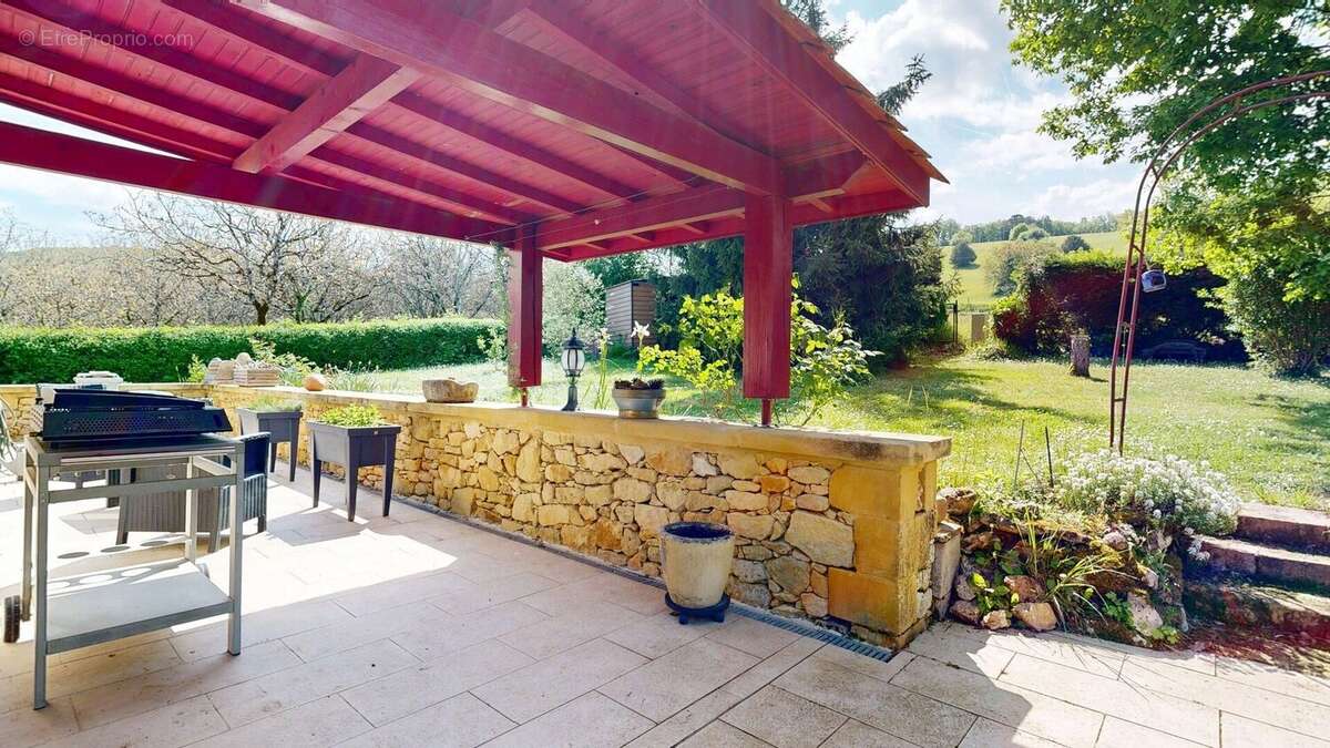 Maison de plain-pied 3 chambres avec dépendances dont un garage pour camping car et piscine en plein cœur du Périgord Noir - photo 3