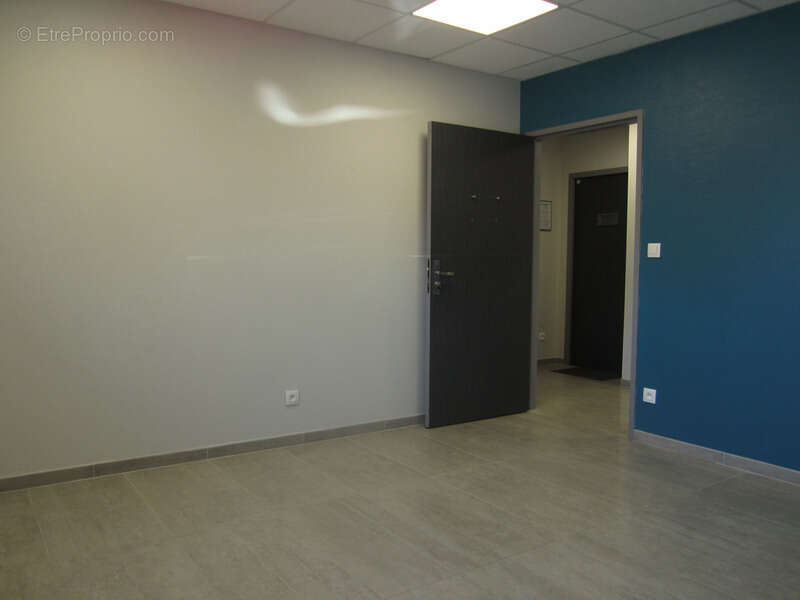 Commerce à ISNEAUVILLE