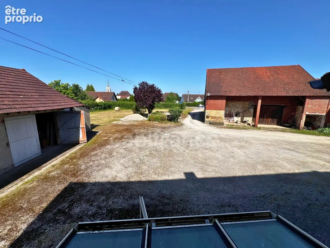 Longère avec 1 hectare de terrain et dépendances - photo 11