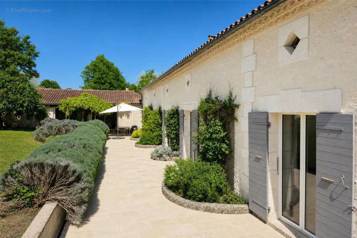 Maison à DOUVILLE