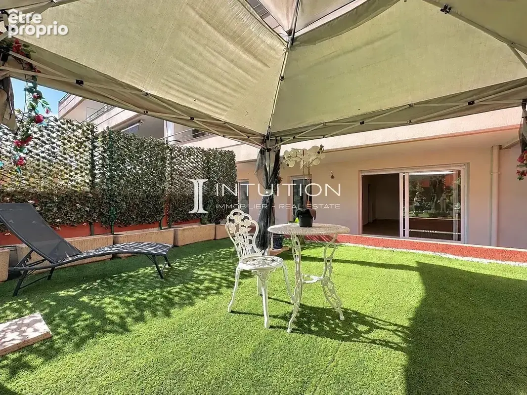 MANDELIEU - Centre Ville : trois pièces avec grande terrasse, jardin et annexes - photo 4
