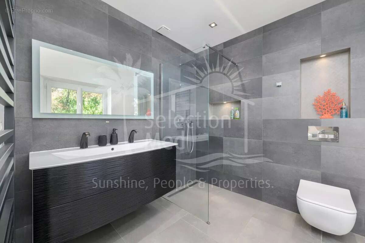 Maison à CHATEAUNEUF-GRASSE