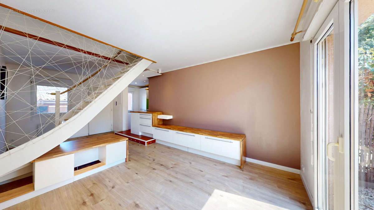 Maison T2 bis rénovée avec goût, jardinet, garage et buanderie - photo 6